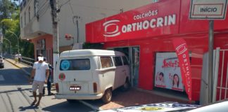 Kombi desgovernada, sem ocupantes, vai parar quase dentro de loja em Itabirito