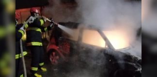 Itabirito: fogo destrói carro na Vila José Lopes e mobiliza Brigada