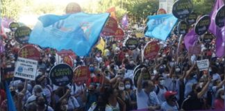 Professores estaduais suspendem greve em MG; aulas devem voltar somente em 18/4