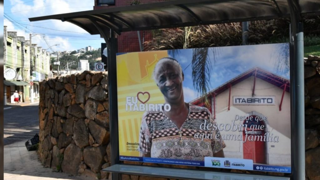 Deusolira foi homenageada pela Prefeitura com suas fotos em pontos de ônibus. Imagem - Prefeitura de Itabirito