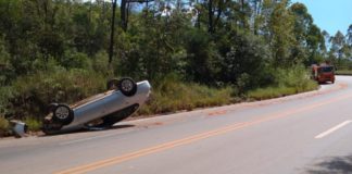 Itabirito: óleo na pista faz carro capotar na BR-356; mãe e filha de 5 anos estavam no veículo