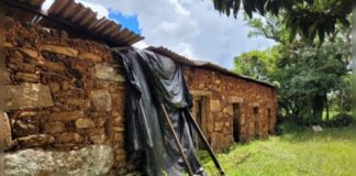 Projeto recupera telhado de ruína histórica em Itabirito