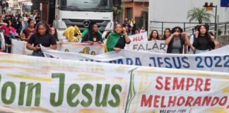 Marcha para Jesus movimenta Itabirito; veja mais de 30 fotos Alguns dos participantes da Marcha para Jesus, de Itabirito. Foto - Romeu Arcanjo - Radar Geral