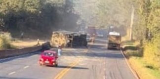 Carreta carregada com carvão tomba na BR-040, próximo à “curva da Celinha”, em Itabirito