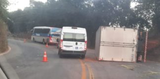 BR-356: caminhão tomba perto do acesso 1 de Itabirito