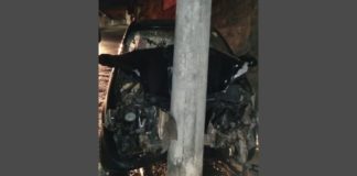 Carro bate violentamente em poste no bairro Santo Antônio, em Itabirito; veja fotos