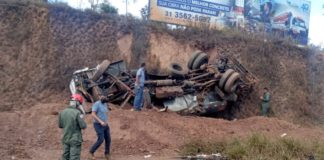 BR-356: caminhão perde freio e capota na Serra da Santa, em Itabirito; veja fotos