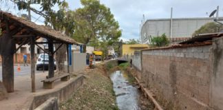 Itabirito: Prefeitura retira do Córrego da Carioca materiais depositados, em janeiro, pelas chuvas
