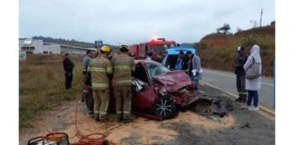Manhuaçu: acidente entre ônibus e carro deixa 2 mortos e 11 feridos na BR-262; veja fotos