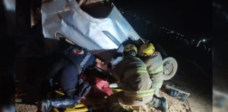 Montes Claros: carro capota e motorista fica preso às ferragens; veja fotos