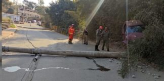 Carro provoca queda de 2 postes em Amarantina, distrito de Ouro Preto; veja fotos