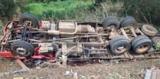 Motociclista morre ao se chocar com caminhão, na Grande BH