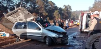 Itabirito: carro invade canteiro central e atinge ônibus da Santafé na BR-356; 2 feridos