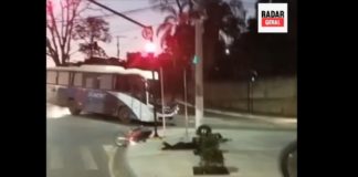 Em uma moto, pai e filho se ferem em acidente envolvendo um ônibus; veja vídeo