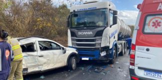 Acidente entre carreta e carro mata 1 em Montes Claros; veja fotos