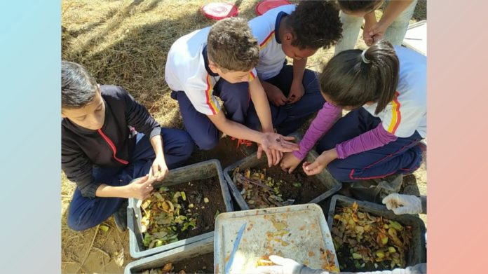 Projeto do Cemi desenvolve minhocários e aprimora relação de alunos com o meio ambiente. Foto - Prefeitura de Itabirito