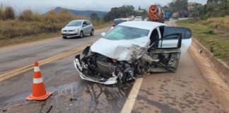Itabirito, BR-356: carro invade contramão e acerta lateral de caminhão perto do Restaurante Paraki Peugeot ficou bastante danificado. Foto - Brigada Municipal de Itabirito