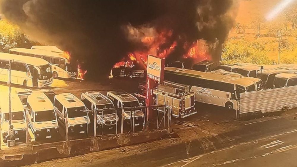 Bombeiros combatem incêndio em garagem de ônibus na Região Central de Minas, Minas Gerais