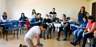 180 profissionais dos Cmeis de Itabirito aprendem noções de primeiros socorros Profissionais dos Cmeis recebendo a capacitação. Foto - Prefeitura de Itabirito