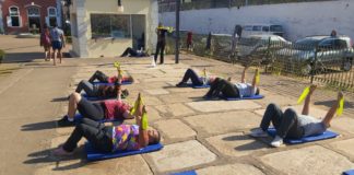 1 vez por semana em 3 UBSs, população de Itabirito tem acesso a atividades físicas gratuitas As atividades promovidas pela UBS Central são desenvolvidas na Praça da Estação. Foto - Prefeitura de Itabirito