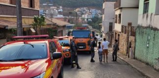 Itabirito: Brigada combate incêndio em casa do bairro Santo Antônio