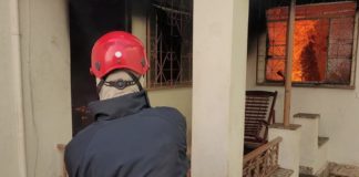 Fogo em casa no bairro Santo Antônio, Itabirito: vizinhos arrombam janela e salvam criança Brigada e bombeiros combateram as chamas. Foto - Brigada Municipal