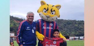 Menino Samuel Queiroz, resgatado de incêndio, é homenageado pelo Itabirito FC Samuel ganhou camisa oficial. Foto - Mizael Lima