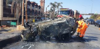 Carro capota e pega fogo em trecho da antiga BR-356, em Belo Horizonte; veja fotos