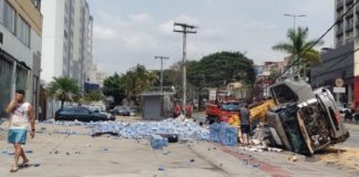 BH: abelhas atacam na Nossa Senhora do Carmo após poste com colmeia ser atingido em acidente