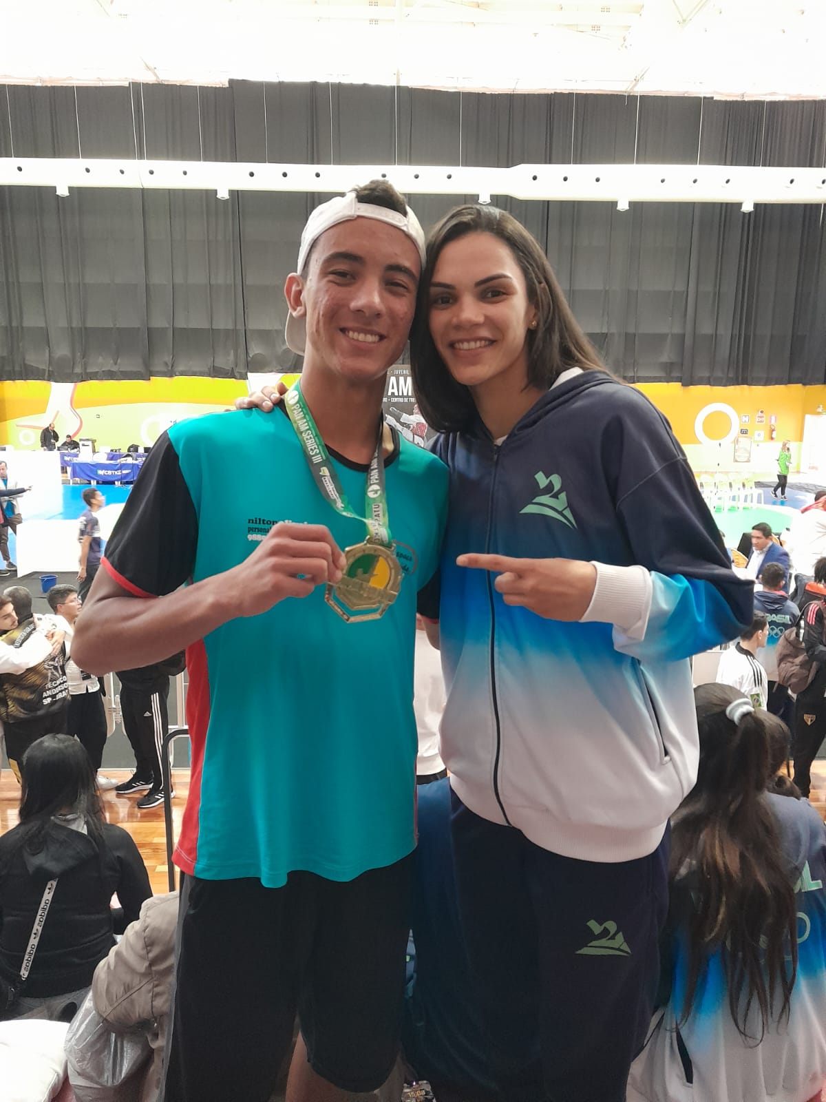 Adriano e Caroline (atleta de taekwondo número 1 no ranking mundial). Foto - Divullgação