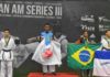 Taekwondo: atleta de Itabirito é ouro em SP e conquista vaga para o Pan-Americano em Las Vegas Adriano, morador do bairro Agostinho Rodrigues, com a bandeira de Minas, brilha em SP. Na imagem, aparecem também: Vitor Lira (em 2º), Tadeu Henrique (em 3º) e Lucas Siqueira (em 4º). Foto - Divulgação