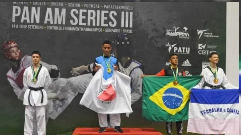 Adriano, morador do bairro Agostinho Rodrigues, com a bandeira de Minas, brilha em SP. Na imagem, aparecem também: Vitor Lira (em 2º), Tadeu Henrique (em 3º) e Lucas Siqueira (em 4º). Foto - Divulgação