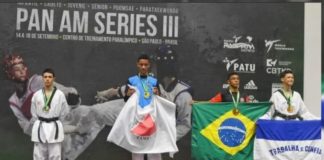 Taekwondo: atleta de Itabirito é ouro em SP e conquista vaga para o Pan-Americano em Las Vegas Adriano, morador do bairro Agostinho Rodrigues, com a bandeira de Minas, brilha em SP. Na imagem, aparecem também: Vitor Lira (em 2º), Tadeu Henrique (em 3º) e Lucas Siqueira (em 4º). Foto - Divulgação