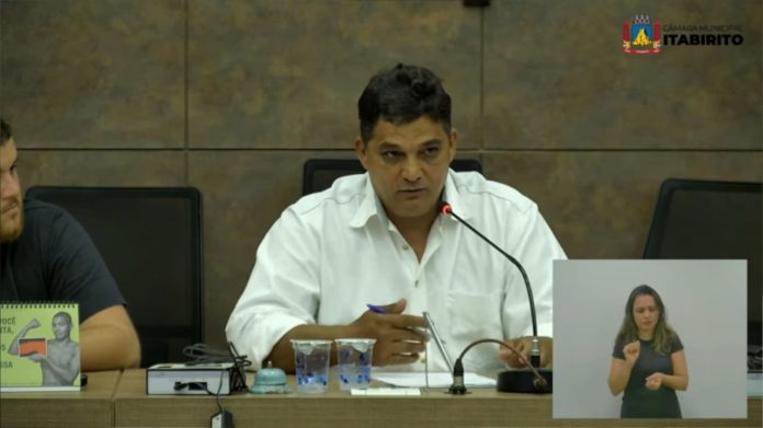 Presidente Arnaldo durante transmissão ao vivo da reunião via YouTube. Foto - Ascom - Reprodução