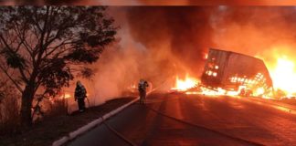 Montes Claros: motoristas morrem carbonizados após batida frontal entre carreta e caminhão; veja fotos Quatro equipes doa bombeiros atuaram no combate às chamas em Montes Claros. Foto - CBMMG