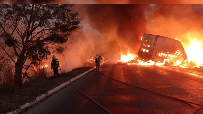 Quatro equipes doa bombeiros atuaram no combate às chamas em Montes Claros. Foto - CBMMG