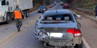 Itabirito: carro roda na BR-356 e se choca com mureta após ser atingido por caminhão