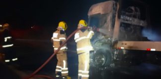 Ouro Preto: caminhão pega fogo nos Coelhos Bombeiros debelaram as chamas. Foto - CBMMG