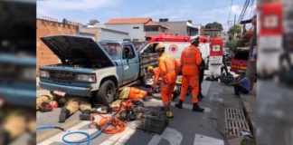 Menina de 9 anos prende um pé debaixo de caminhonete após ser atropelada em Betim Bombeiros atuaram para salvar a menina. Foto - CBMMG