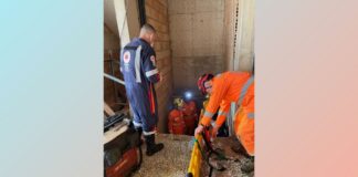 Lafaiete: homem cai em poço de elevador com 12 m de altura e é salvo por bombeiros de Congonhas Militares de Congonhas assumiram o chamado em Lafaiete. Foto - CBMMG