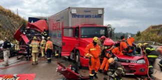 BR-381: carreta, caminhão e 5 carros se envolvem em grave acidente com feridos em Caeté Acidente grave na BR 381, km 425, no trevo de Caeté, sentido BH. Foto - CBMMG