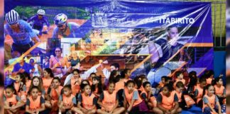 Itabirito: Prefeitura entrega uniformes da Escola de Esportes e novo piso da quadra do poliesportivo Uniformes novos da Escola de Esportes de Itabirito. Foto - Prefeitura de Itabirito