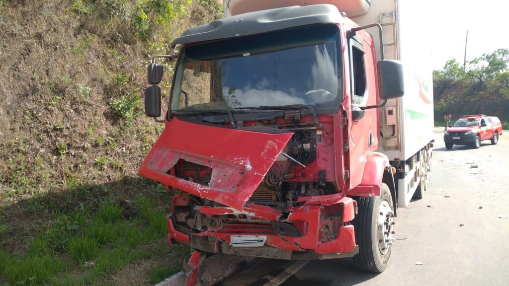 Caminhão envolvido no acidente da BR-356, Itabirito. Foto - Brigada Municipal de Itabirito 