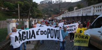 Moradores de Ouro Preto lotam as ruas cobrando saída da Saneouro Manifestantes passaram por vários espaços da cidade - Foto: ASSUFOP/Divulgação
