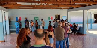 Eleitor que estava apto a votar, mas não compareceu no 1º turno, pode votar no 2º turno No 1º turno, algumas seções eleitorais de Itabirito foram marcadas por filas enormes e muito tempo de espera. Exemplos puderam ser vistos na Escola Estadual Intendente Câmara. Foto - Radar Geral