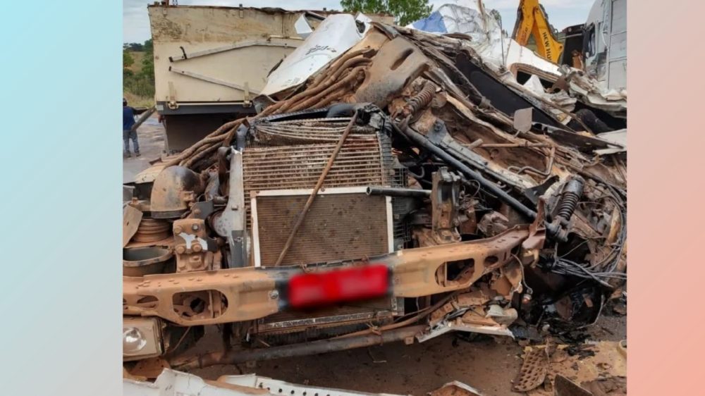 Batida entre carreta e caminhão matou motorista em Patos de Minas. Foto - Polícia Rodoviária Federal