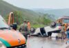 Itabirito, BR-356: com pista molhada, carro capota na descida da Serra da Santa Acidente na BR-356 em Itabirito. Foto - Brigada Municipal