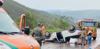Itabirito, BR-356: com pista molhada, carro capota na descida da Serra da Santa Acidente na BR-356 em Itabirito. Foto - Brigada Municipal