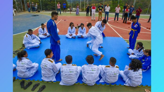 Quimonos do Projeto Judô de Ouro foram entregues. Foto - Prefeitura de Itabirito