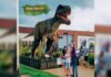 Itabirito recebe Mundo Jurássico, que traz réplicas de dinossauros com som e movimento Família tira foto com réplica de dinossauro. Foto - Mundo Jurássico/Redes Sociais